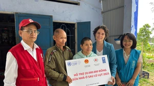 A flood-hit household in Gia Lai Province receives cash assistance from the UNDP.
