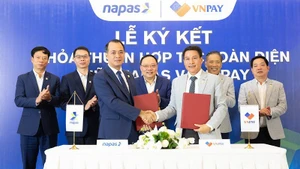 The signing of a cooperation agreement between NAPAS and VNPAY.