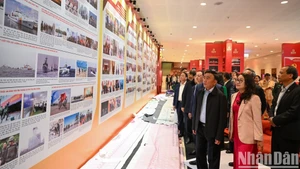 Permanent member of the Secretariat Tran Cam Tu inspects preparations for the 14th National Party Congress.