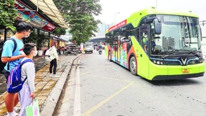 Increasing the number and quality of public buses is one of Ha Noi’s measures to gradually restrict petrol-powered motorbikes. (Photo: Khanh Le)