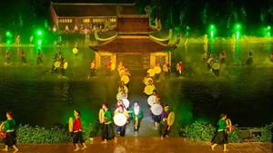 A scene from the real-life theatrical production “The Quintessence of Tonkin”, which vividly recreates traditional northern Vietnamese life and culture with the participation of local residents. (Photo: Tuan Chau-Ha Noi Joint Stock Company)