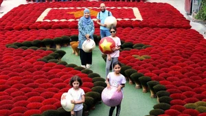 Foreign tourists explore Quang Phu Cau incense village in Ung Thien Commune.