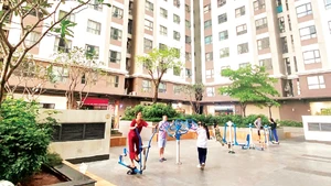 Green River apartment complex in Binh Dong Ward provides various community amenities for residents.