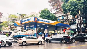 A Petrolimex petrol station on Tran Hung Dao Street (Ha Noi).