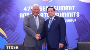 Prime Minister Pham Minh Chinh meets President of the European Council Antonio Costa on the sidelines of the 47th ASEAN Summit in Malaysia. (Photo: VNA)