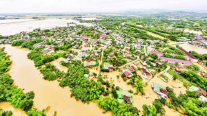 The downstream area of Boc Nguyen Reservoir (Cam Xuyen District, Ha Tinh Province) was submerged by floodwaters during the early summer rains on May 24, 2025.
