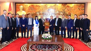 Ha Noi Chairman Vu Dai Thang receives the Arab Business Council delegation.