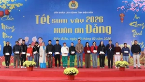 Leaders of the Dien Bien Labour Union present gifts to union members, workers and employees.