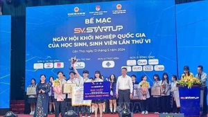 Students from Ha Noi - Amsterdam High School for the Gifted win first prize at the "Students with Startup Ideas" contest in 2024. (Photo: VNA) 