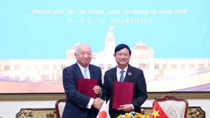 Vo Van Minh (right), Chairman of the Ho Chi Minh City People’s Council, and Yanai Shungaku (left), Chairman of the Yamaguchi Prefectural Assembly, sign a memorandum of understanding on friendly exchanges and cooperation. (Photo: VNA) 