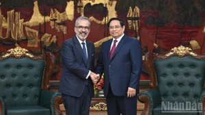 Prime Minister Pham Minh Chinh (R) receives Portuguese Minister of State and Foreign Affairs Paulo Rangel in Ha Noi on February 27. (Photo: Tran Hai)