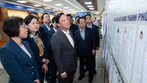 NA Vice Chairman Nguyen Khac Dinh inspects election preparations in Bach Mai Ward. (Photo: quochoi.vn)