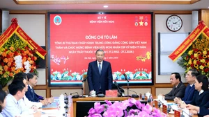 General Secretary To Lam visits the medical staff of Huu Nghi Hospital. (Photo: Dang Khoa)