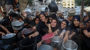 Palestinians receive free food from a food distribution center in Gaza City. (Photo: Xinhua)