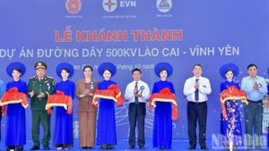 The inauguration of the Lao Cai-Vinh Yen 500kV transmission line.