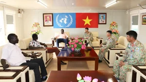 Kon Maneit Matiok, Minister of Physical Infrastructure and Public Utilities of the Abyei region, visits the base of Viet Nam’s Engineering Unit Rotation 4. (Photo: Van Quyet)