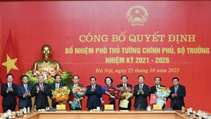 Secretary of the Government Party Committee and Prime Minister Pham Minh Chinh presents the appointment decisions to the new Deputy Prime Ministers and Ministers for the 2021–2026 tenure. (Photo: Tran Hai)