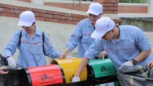 Household waste is being sorted into streetside rubbish bins. (Photo: Trung Tuyen)