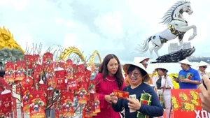 International tourists presented with New Year lucky money. (Photo: VNA) 