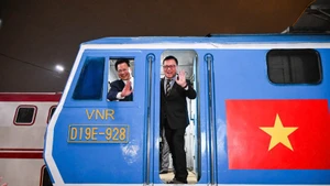 Nhan Dan Editor-in-Chief Le Quoc Minh and VNR Chairman Dang Sy Manh aboard the “Happiness Train” on Lunar New Year’s Eve.