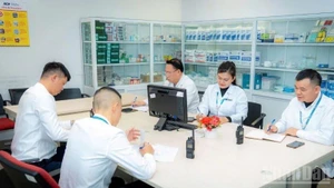 Members of Noi Bai’s Emergency Medical Team hold a professional consultation in the command duty room.
