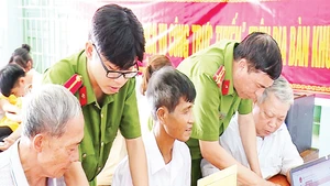 Citizens are supported in accessing and using online public services. (Photo: Thanh Hoa Provincial Police)