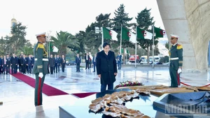 Prime Minister Pham Minh Chinh pays tribute at the Memorial of the Martyr in Algeria on November 19. (Photo: Thanh Giang)