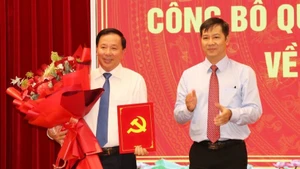Nguyen Van Ut (left) receives the decision by the Party Central Committee’s Secretariat to assign him to join the Party Committee of Dong Nai province and its Standing Board, and hold the position of Deputy Secretary of the Dong Nai Party Committee for the 2025-2030 tenure. (Photo: VNA)