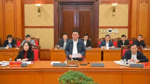 Tran Cam Tu (standing), Politburo member, Permanent Member of the Party Central Committee’s Secretariat and head of the sub-committee for the organisation of the 14th National Party Congress, addresses the working session on November 19. (Photo: The Dai)