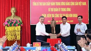 Party General Secretary To Lam presents a statue of President Ho Chi Minh to Dat Mui commune. (Photo: VNA) 