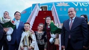 Prime Minister Pham Minh Chinh and his spouse are welcomed at Houari Boumediene International Airport. (Photo: VGP)