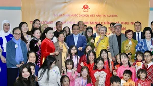 Prime Minister Pham Minh Chinh and his spouse, with Vietnamese Embassy staff and community in Algeria. (Photo: Thanh Giang)