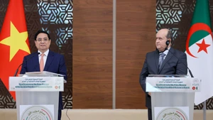 Vietnamese Prime Minister Pham Minh Chinh and his Algerian counterpart Sifi Ghrieb at the joint press conference in Algiers on November 19 (local time). (Photo: VGP) 