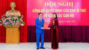 Bui Thi Quynh Van (R), member of the Party Central Committee and Deputy Chairwoman of its Organisation Commission, presents the decision appointing Vo Trong Hai to the position of Deputy Secretary of the Nghe An provincial Party Committee. (Photo: VNA)