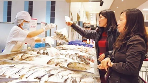 Consumers shop for food at a supermarket in Ha Noi. (Photo: Dang Anh)
