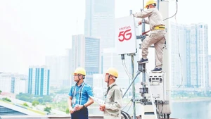 Viettel engineers are installing a 5G station.