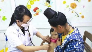 A doctor provides health check-up for a girl at Dien Bien Provincial General Hospital. (Photo: VNA) 