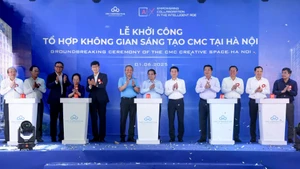 PM Pham Minh Chinh, along with leaders of ministries, agencies, local authorities, and CMC, pressed the button to officially commence construction of the CMC Creative Space.