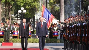 Party General Secretary To Lam (R) and Lao Party General Secretary and President Thongloun Sisoulith review the guard of honour of the Lao People’s Army. (Photo: VNA)