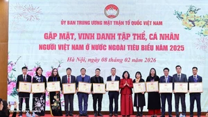 Chairwoman of the Viet Nam Fatherland Front Central Committee Bui Thi Minh Hoai presents certificates of merit to collectives and individuals abroad for mobilising and uniting OVs to participate in patriotic emulation movements and campaigns launched by the VFF. (Photo: VNA)