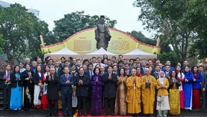 State President Luong Cuong and delegates in front of the Ly Thai To Monumnet (Photo: Thuy Nguyen)
