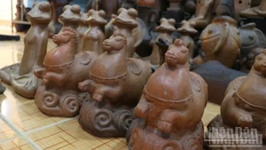 Bau Truc pottery village busy making figurines for Year of the Horse