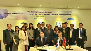 The signing ceremony between the Human Resources Development Service of Korea and Viet Nam’s Centre of Overseas Labour.