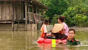 Public security officers in Lang Son evacuate residents from flooded areas to safety. (Photo: Quoc Dat)
