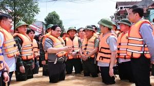 In pictures: Prime Minister inspects flood relief efforts in Thai Nguyen