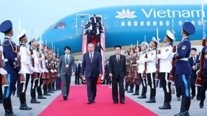 Party General Secretary To Lam is welcomed at Pyongyang International Airport on October 9 morning. (Photo: VNA) 