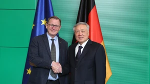Deputy Prime Minister Nguyen Hoa Binh (R) and Vice-President of the German Bundestag Bodo Ramelow (Photo: VNA) 