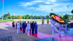 President of the National Assembly of People's Power and President of the Council of State of Cuba Esteban Lazo Hernandez and his entourage lay a wreath at President Ho Chi Minh mausoleum in Ha Noi on October 1. (Photo: Bao Long)