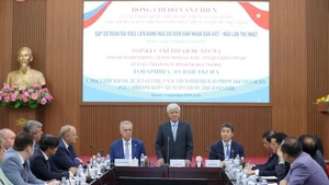 President of the Viet Nam Fatherland Front Central Committee Do Van Chien speaks at the meeting with the Russian delegation who are in Viet Nam for the first Viet Nam – Russia People’s Forum on October 1. (Photo: Khanh Lan)