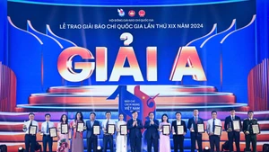 Prime Minister Pham Minh Chinh and winners of the A prizes. (Photo: NDO)